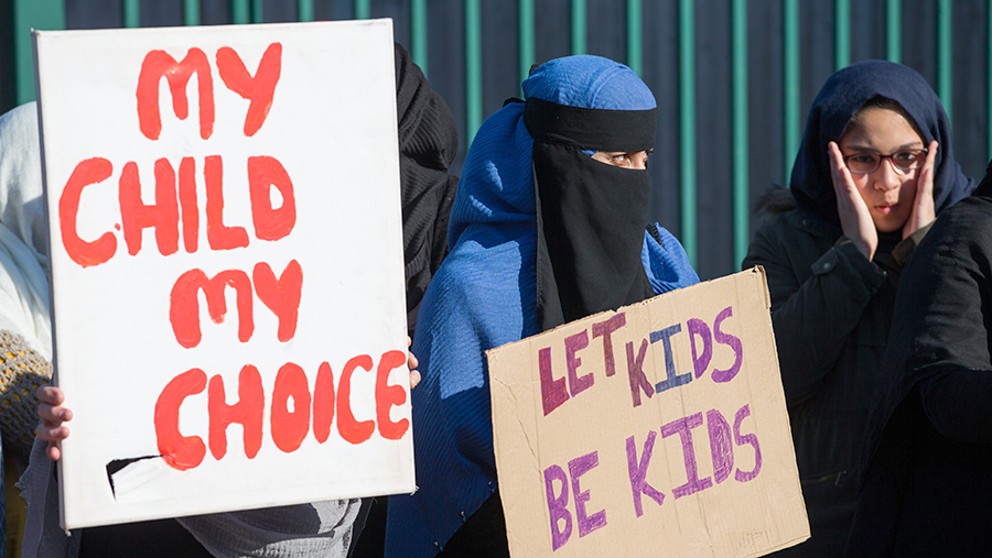 Митинг против ЛГБТ движения в Anderton Park Primary School